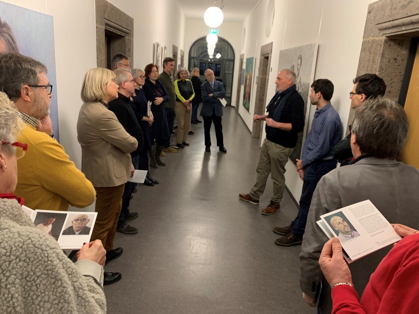 Kunst trifft Justiz: Beeindruckende Ausstellung mit Bildern von R. Lather im Fachgerichtszentrum